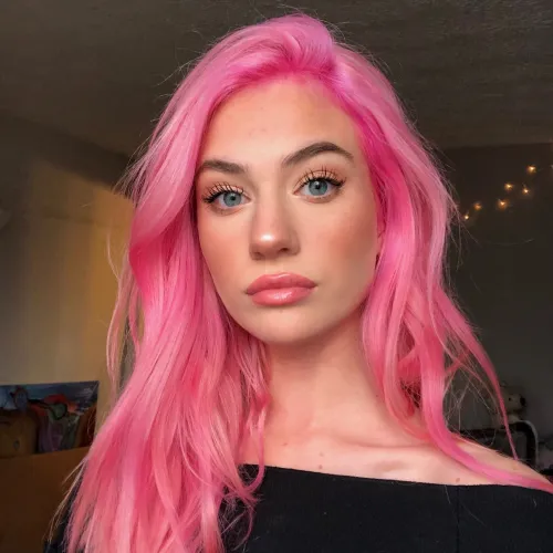 beautiful woman with pink hair pfp