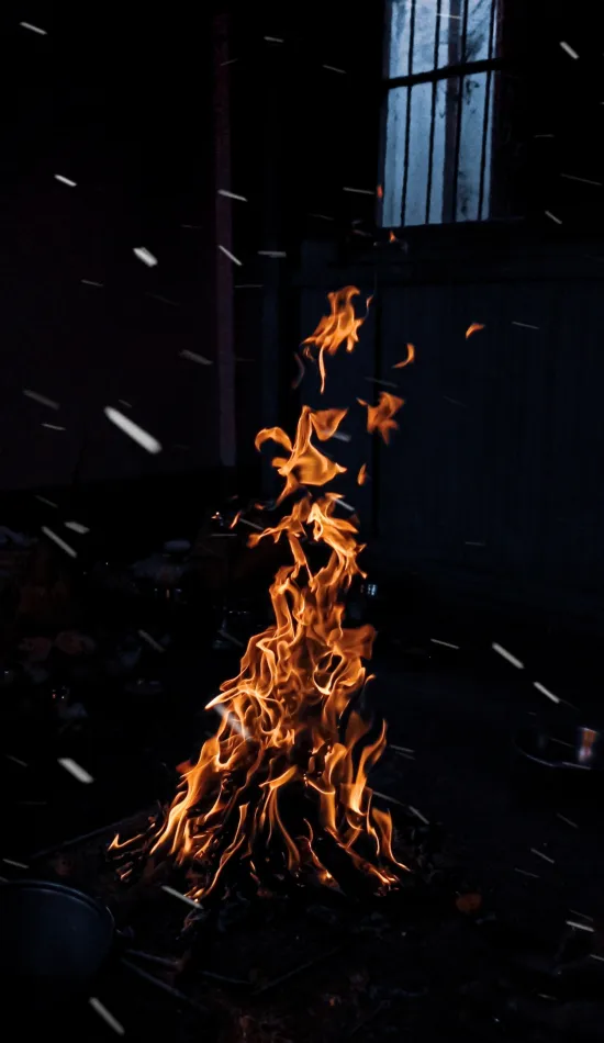 burning bonfire at nighttime wallpaper