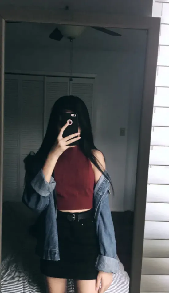 girl aesthetic in mirror selfie wallpaper